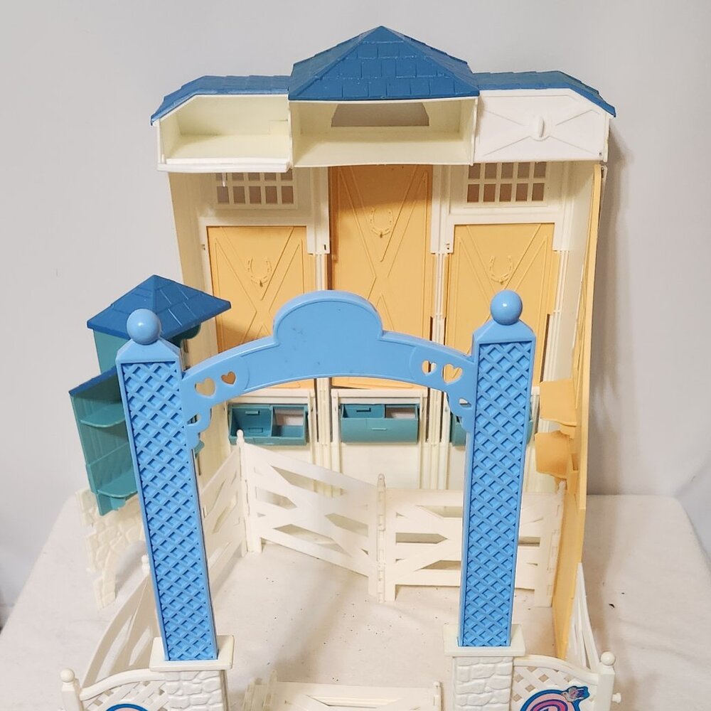 VINTAGE Mattel Barbie 1998 Horse Riding Stable Expanding w/Nibbles & Saddle